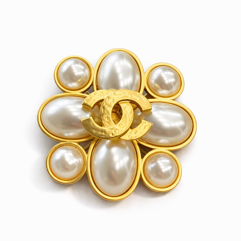 Vintage CHANEL Gold-Tone Faux Pearl Floral CC Brooch✨